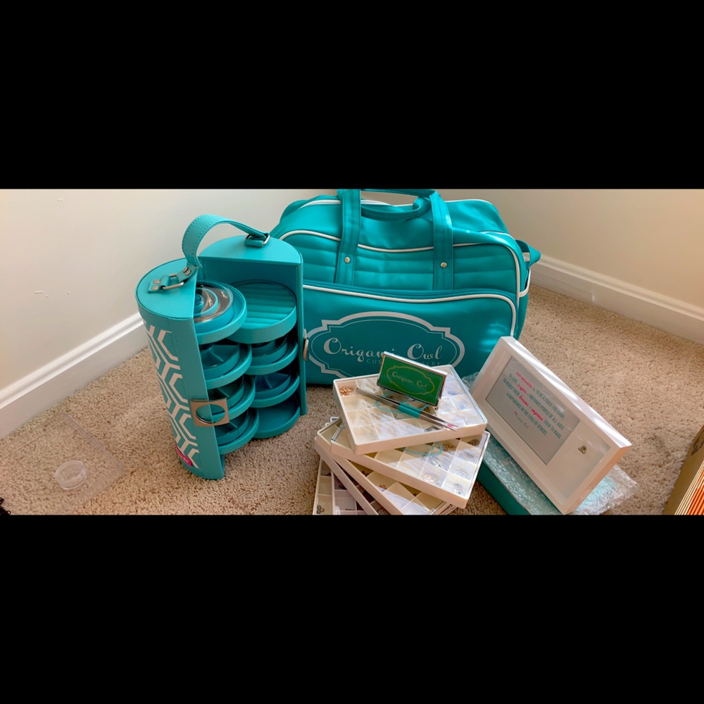 Origami owl tote, mobile jewelry bar and jewelry
